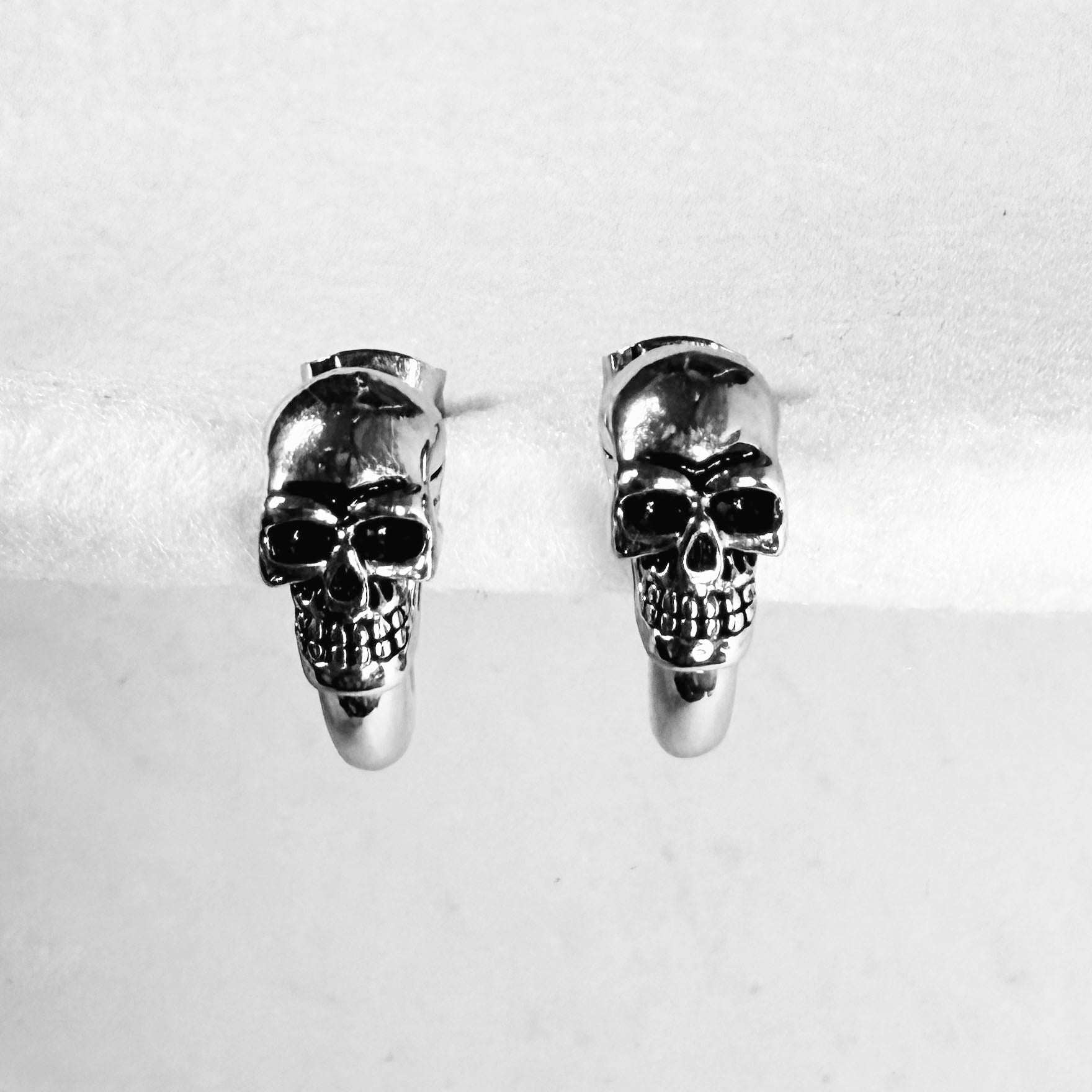 Unisex skull earrings with hoop in stainless steel.