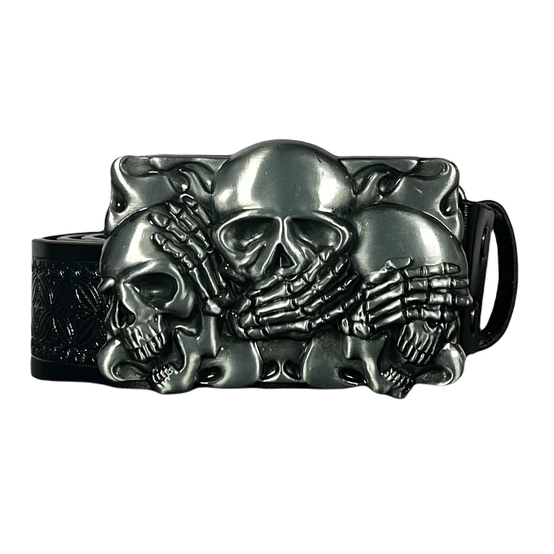Three Wise Skulls belt buckle featuring three skulls with hands covering eyes, ears, and mouth, metal design, 6x9 cm size